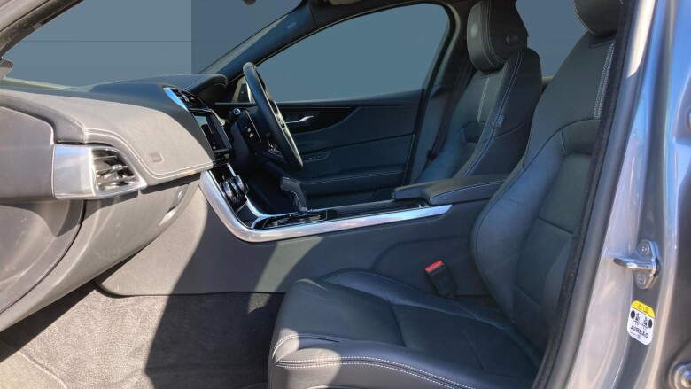 Jaguar XE 2.0 D200 R-Dynamic SE Black 4dr Auto Diesel Saloon